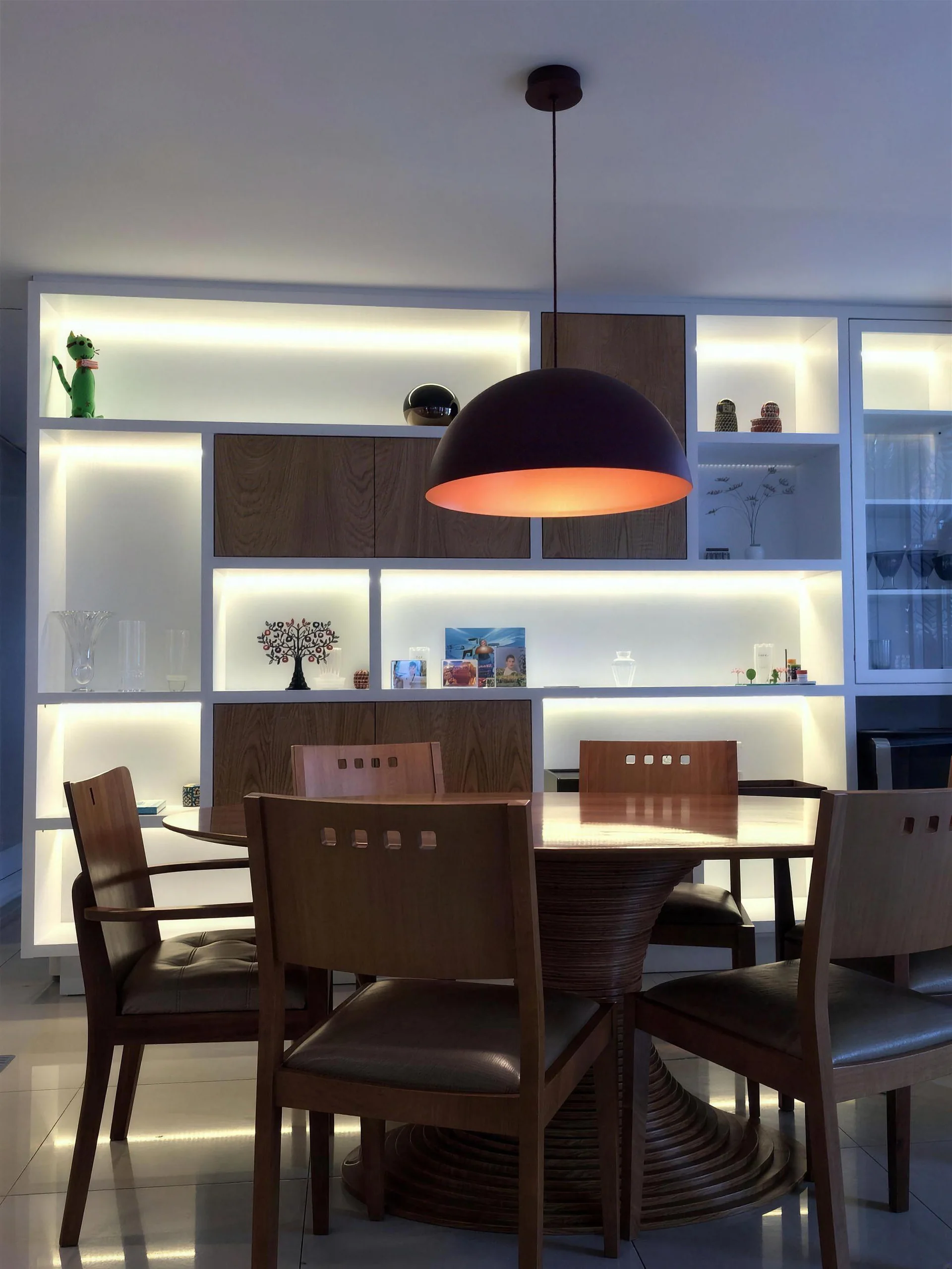 Estante iluminada com mesa de jantar